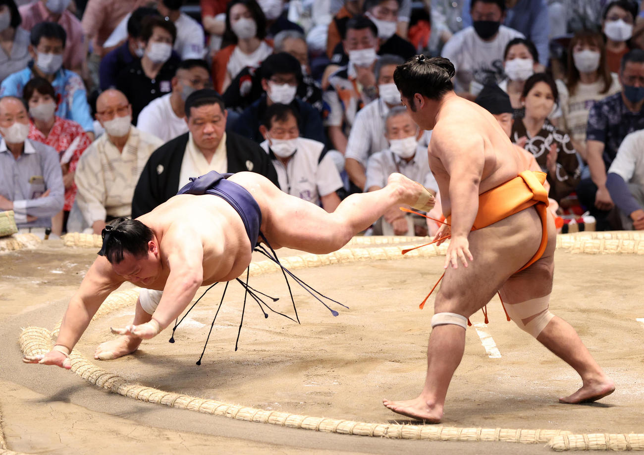 北勝富士（左）を引き落としで破る志摩ノ海（撮影・鈴木正人）