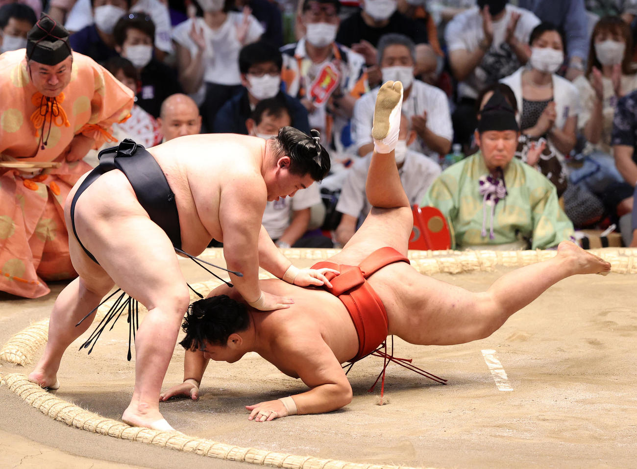 豊昇龍（右）をはたき込みで破る正代（撮影・鈴木正人）