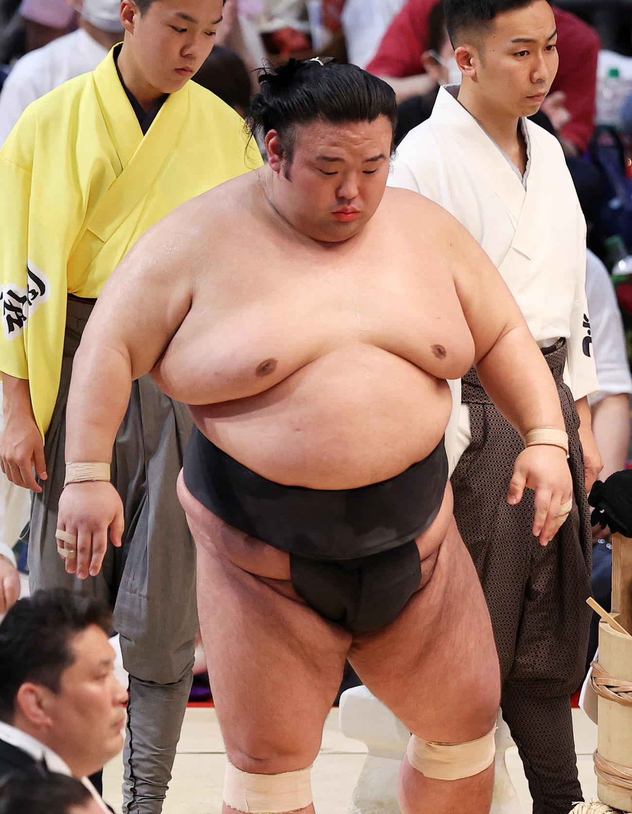 逸ノ城に寄り切りで敗れた貴景勝（撮影・鈴木正人）