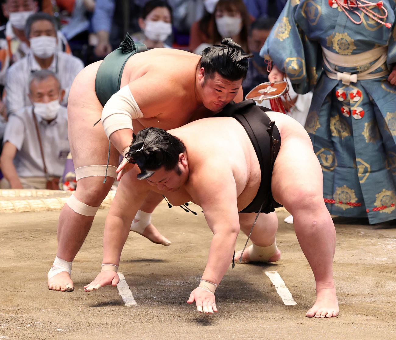 剣翔（右）を上手出し投げで破る豊山（撮影・鈴木正人）