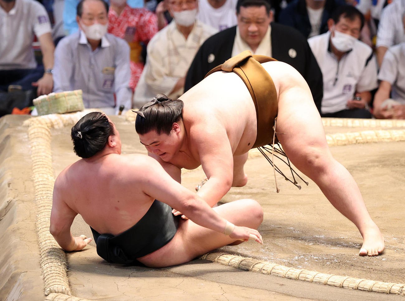 千代翔馬（左）を寄り倒しで破る王鵬（撮影・鈴木正人）