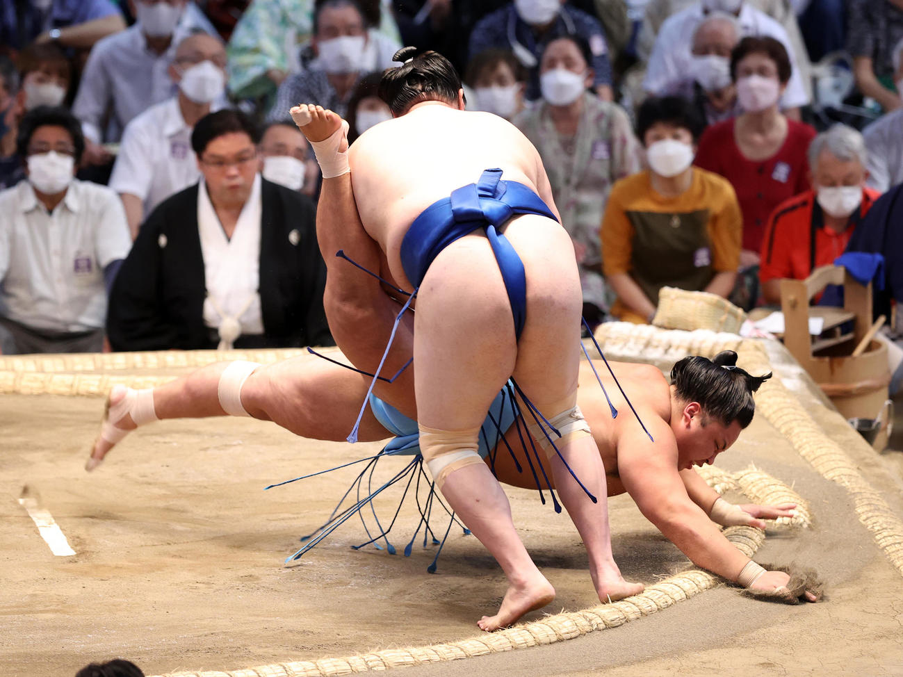 琴勝峰（後方）をはたき込みで破る一山本（撮影・鈴木正人）