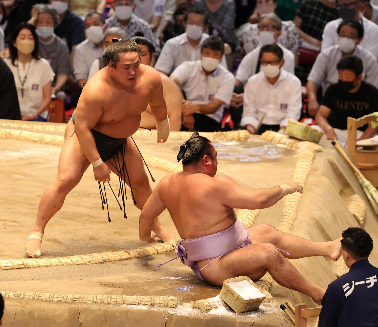 翠富士（左）が下手投げで琴恵光を破る（撮影・渦原淳）