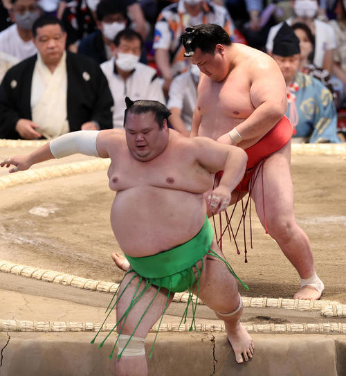 千代丸(手前)を押し出しで破った阿武咲(撮影・鈴木正人)