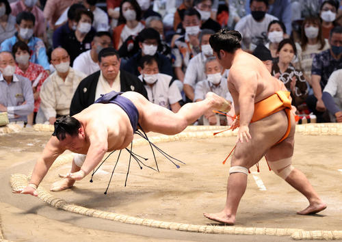北勝富士(左)を引き落としで破る志摩ノ海(撮影・鈴木正人)