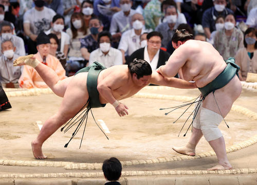 碧山(右)を押し出しで破る錦木(撮影・鈴木正人)