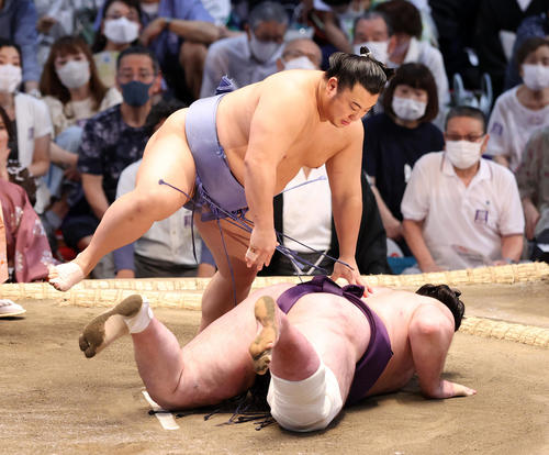 栃ノ心(下)をとったりで破る翔猿(撮影・鈴木正人)