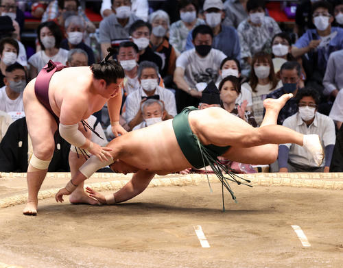 隠岐の海(右)をはたき込みで破る遠藤(撮影・鈴木正人)