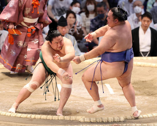 玉鷲(右)を押し出しで破る佐田の海(撮影・鈴木正人)
