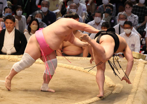 若元春を送り出す宇良(左)(撮影・渦原淳)