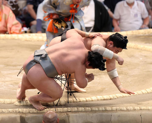 若隆景(手前)を押し倒しで破る阿炎(撮影・鈴木正人)