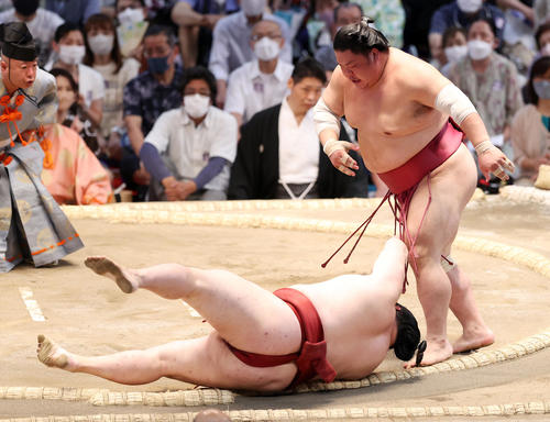 隆の勝((左)をはたき込みで破る大栄翔(撮影・鈴木正人)