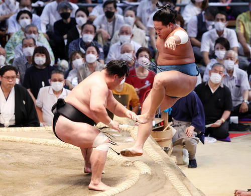 妙義龍(左)に押し出しで飛ばされる錦富士(撮影・鈴木正人)