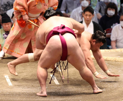霧馬山(後方)を突き落としで破る御嶽海(撮影・鈴木正人)