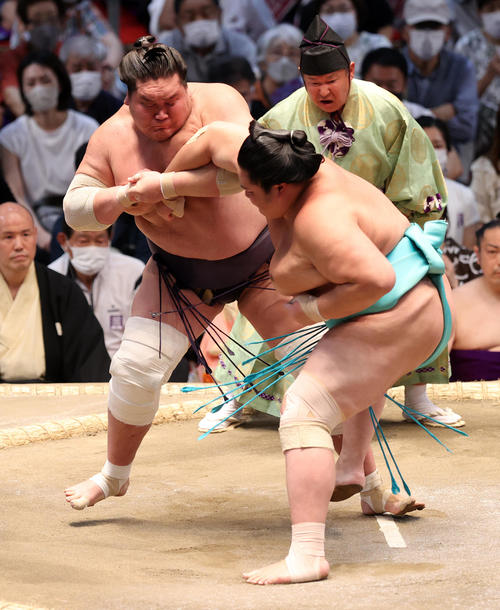 琴ノ若(右)をとったりで破る照ノ富士(撮影・鈴木正人)