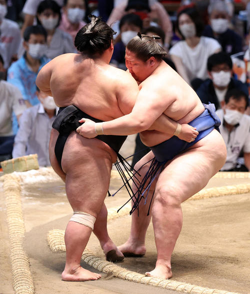 貴景勝(左)を寄り切りで破る逸ノ城(撮影・鈴木正人)
