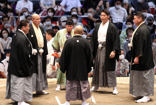 貴景勝と逸ノ城の一番で物言いが付き協議する審判団(撮影・鈴木正人)