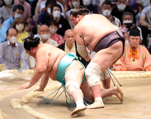 琴ノ若(左)をとったりで破る照ノ富士(撮影・鈴木正人)