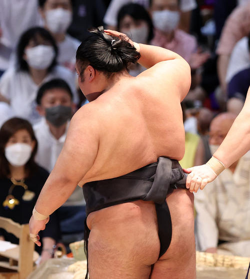 取組後、マゲにさわる貴景勝(撮影・鈴木正人)