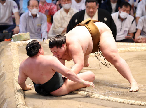 千代翔馬(左)を寄り倒しで破る王鵬(撮影・鈴木正人)