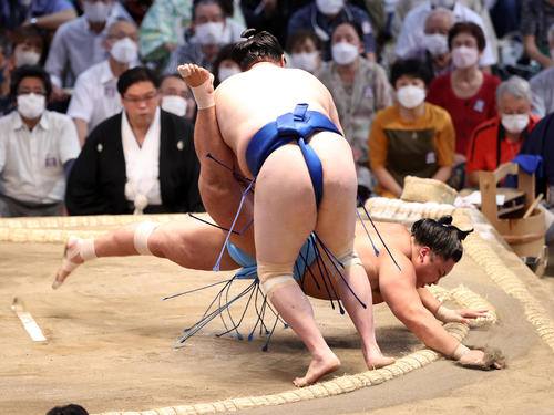 琴勝峰(後方)をはたき込みで破る一山本(撮影・鈴木正人)