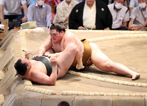 千代翔馬(左)を寄り倒しで破る王鵬(撮影・鈴木正人)