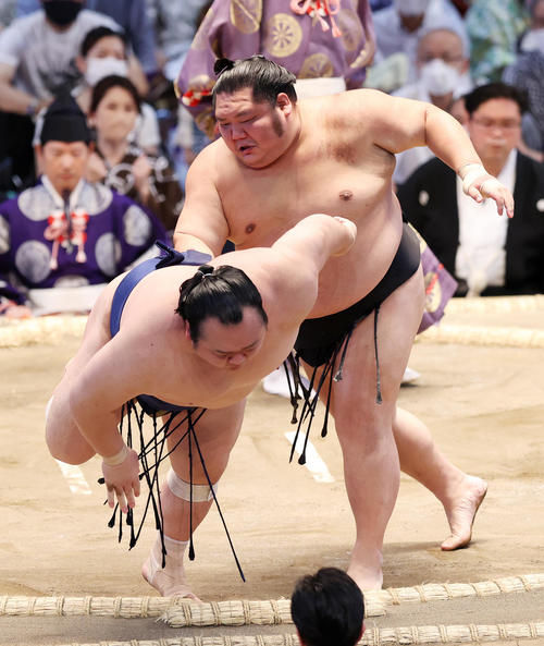宝富士(左)を送り出しで破る千代大龍(撮影・鈴木正人)