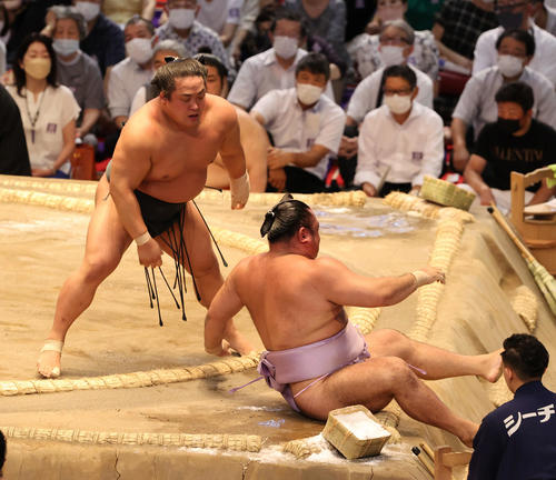 翠富士(左)が下手投げで琴恵光を破る(撮影・渦原淳)