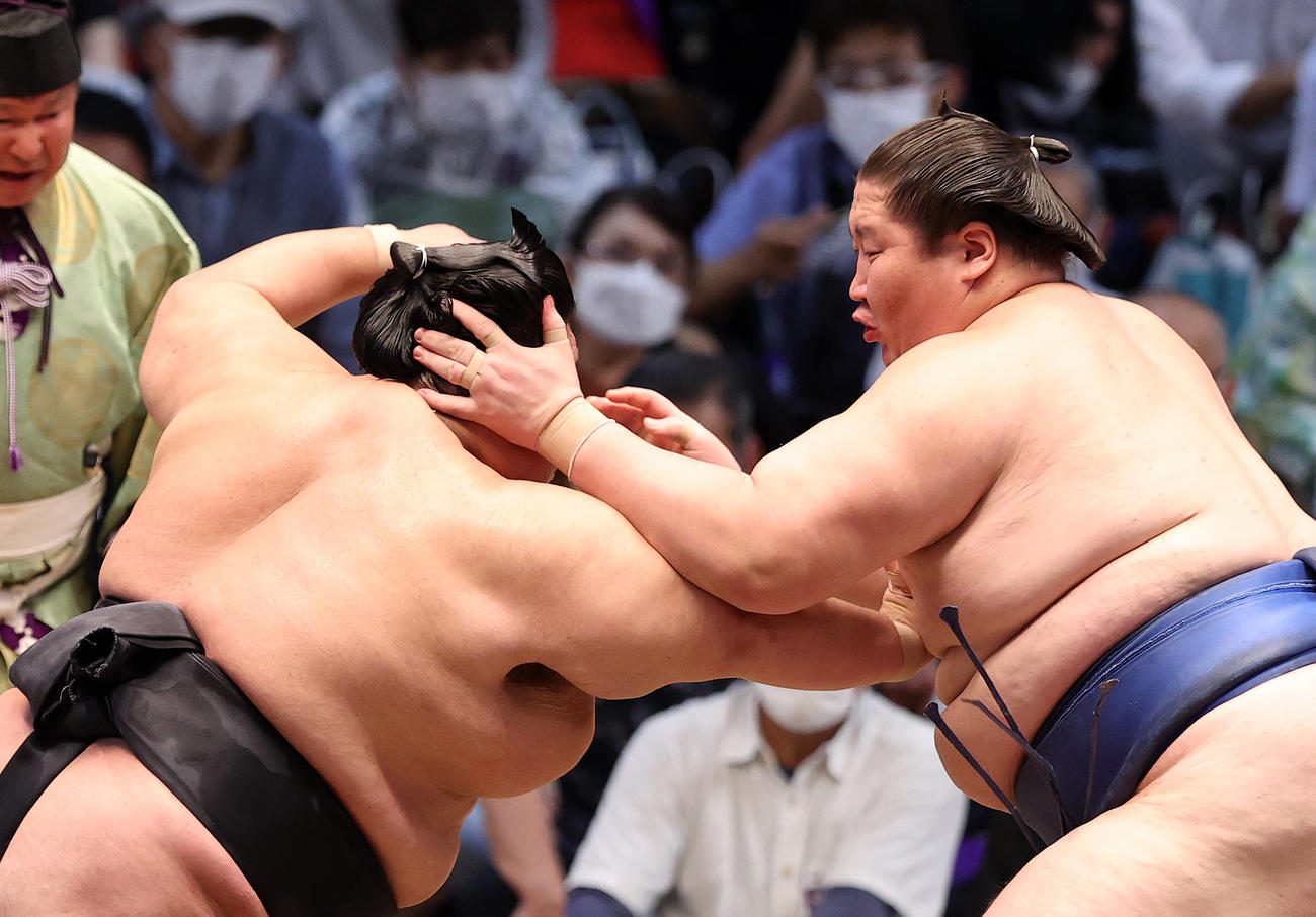 逸ノ城（右）の手が貴景勝のマゲにさわる（撮影・鈴木正人）