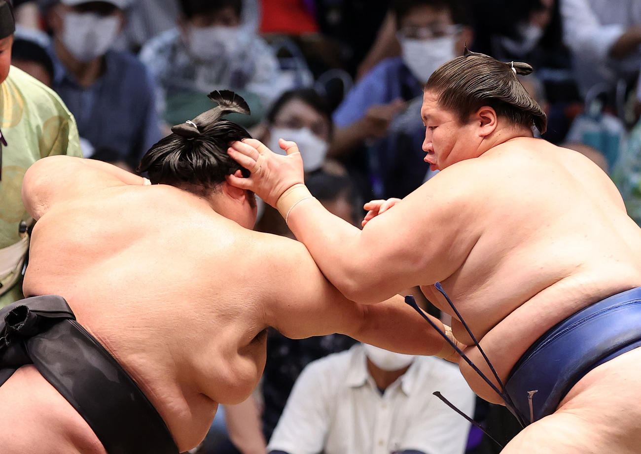 逸ノ城（右）の手が貴景勝のマゲにさわる（撮影・鈴木正人）