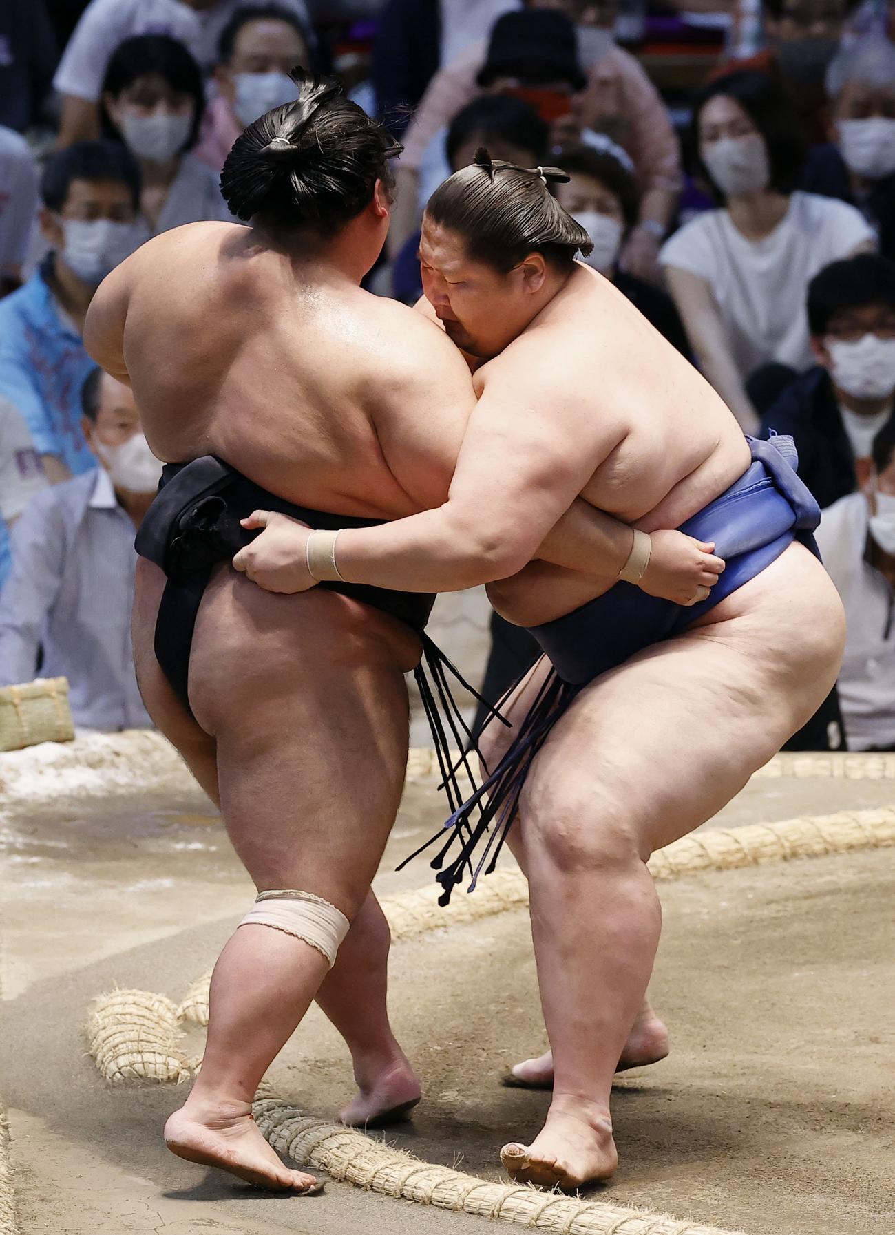 逸ノ城（右）が寄り切りで貴景勝を破る（共同）