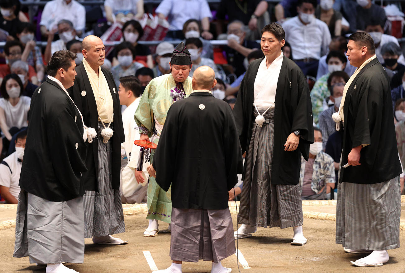 貴景勝と逸ノ城の一番で物言いが付き協議する審判団（撮影・鈴木正人）