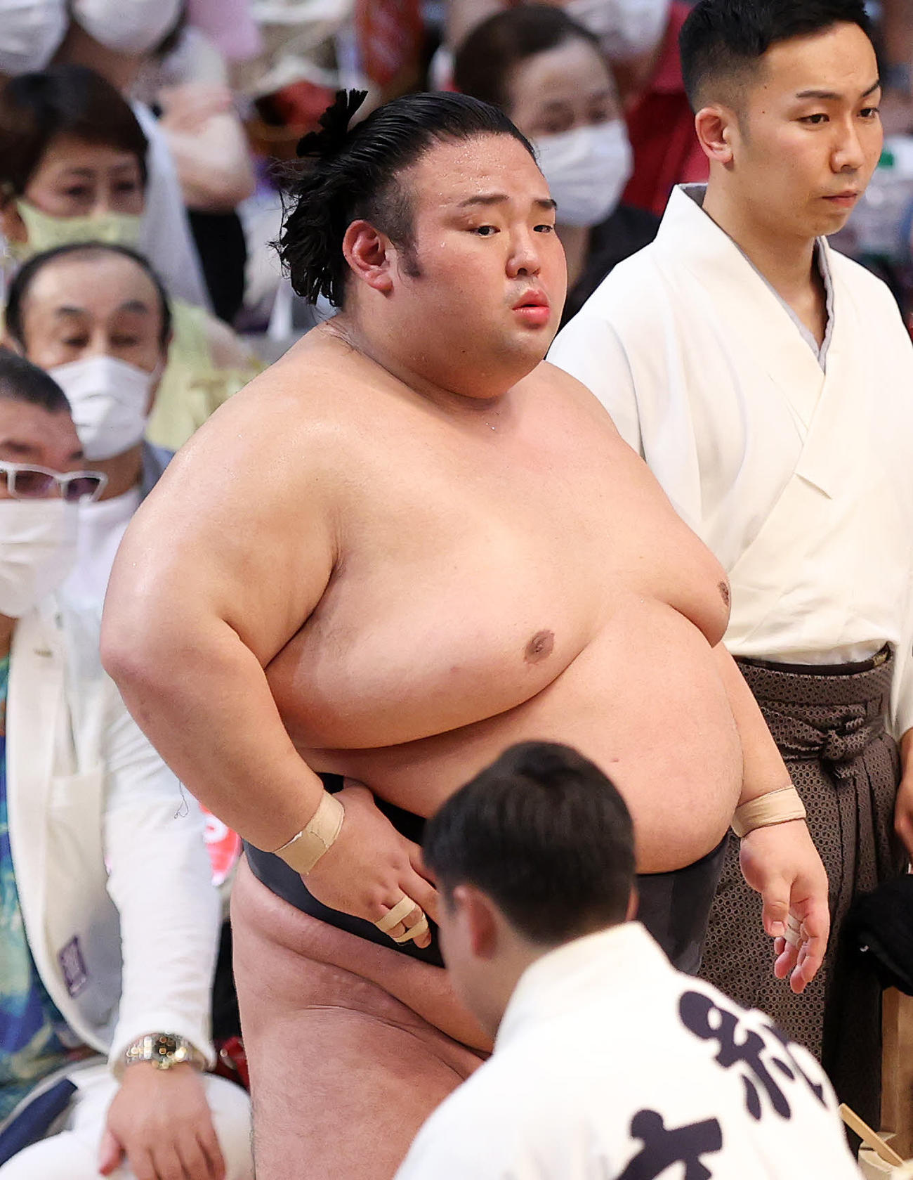 審判長の説明を聞く貴景勝（撮影・鈴木正人）