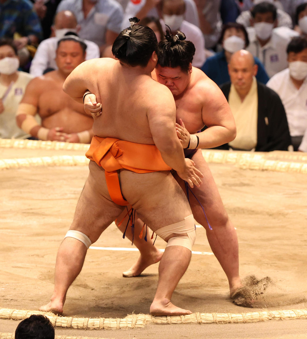 志摩ノ海（左）を寄り切りでやぶる明生（撮影・清水貴仁）