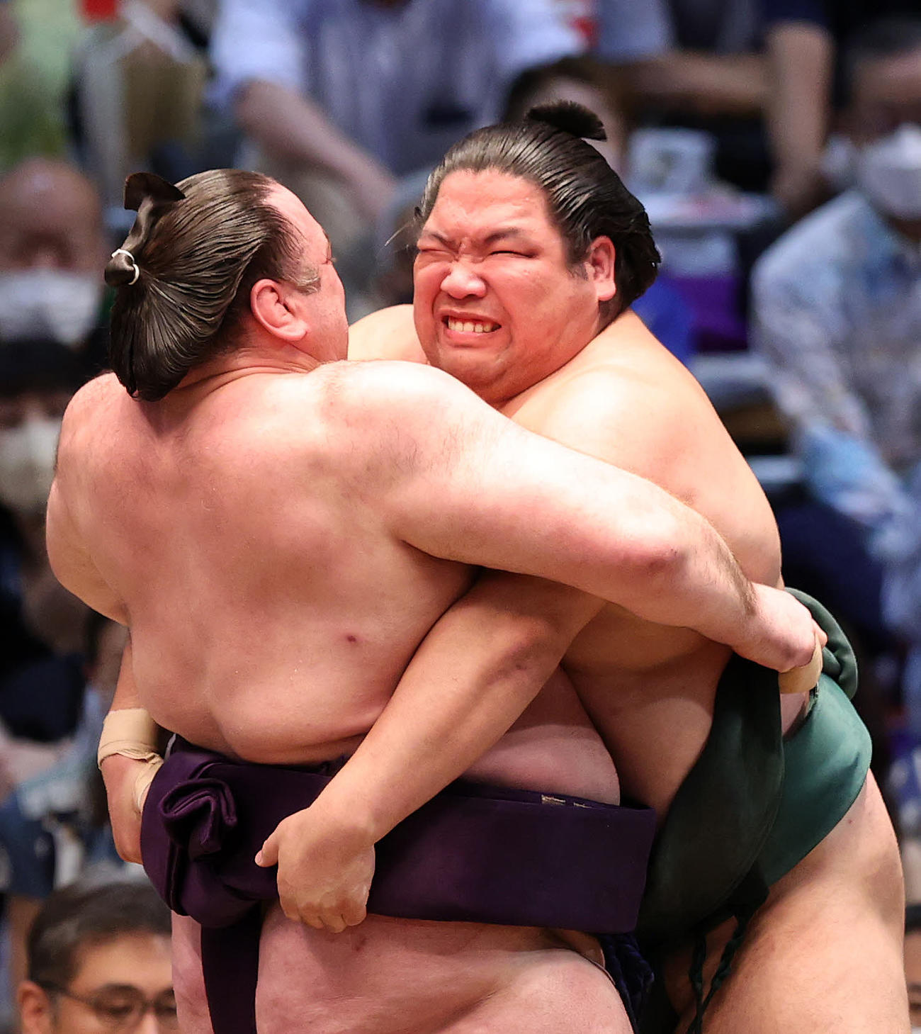 栃ノ心（左）と攻め合う錦木（撮影・鈴木正人）