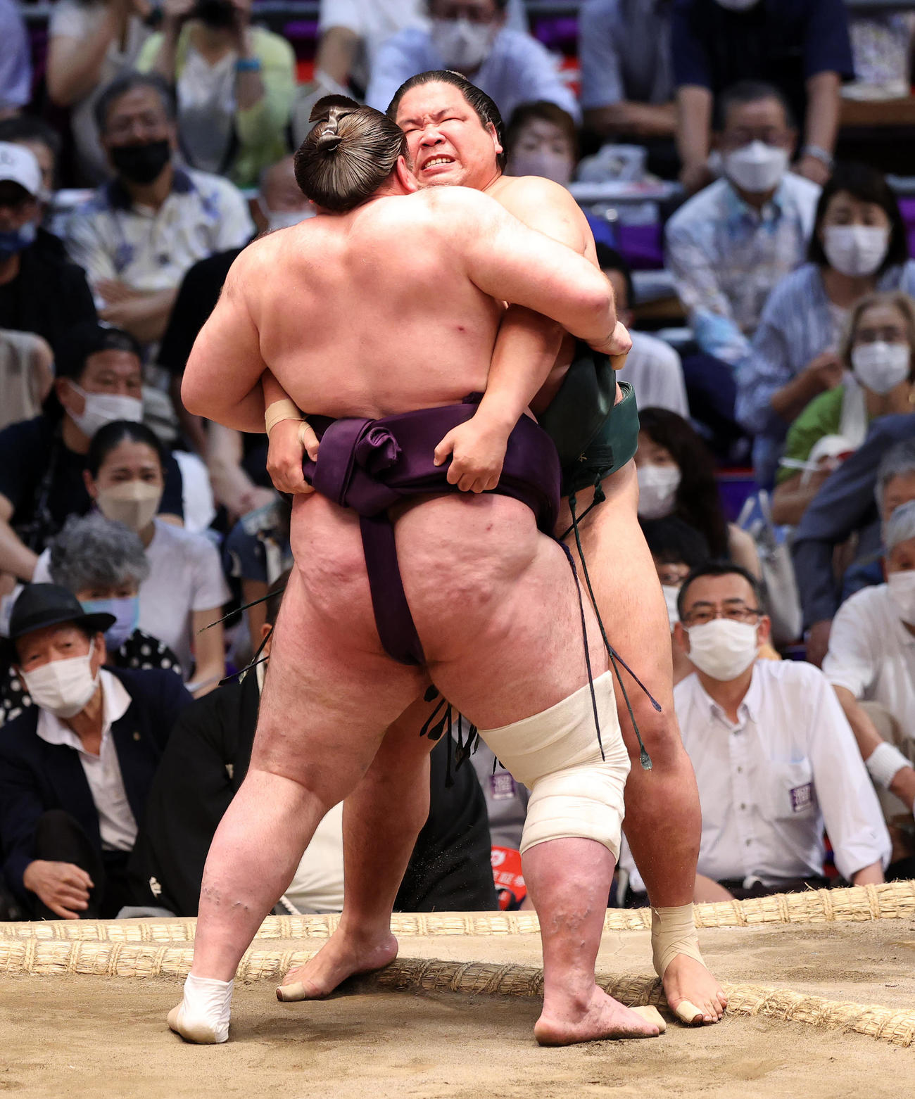 栃ノ心（手前）に寄り切りで敗れる錦木（撮影・鈴木正人）