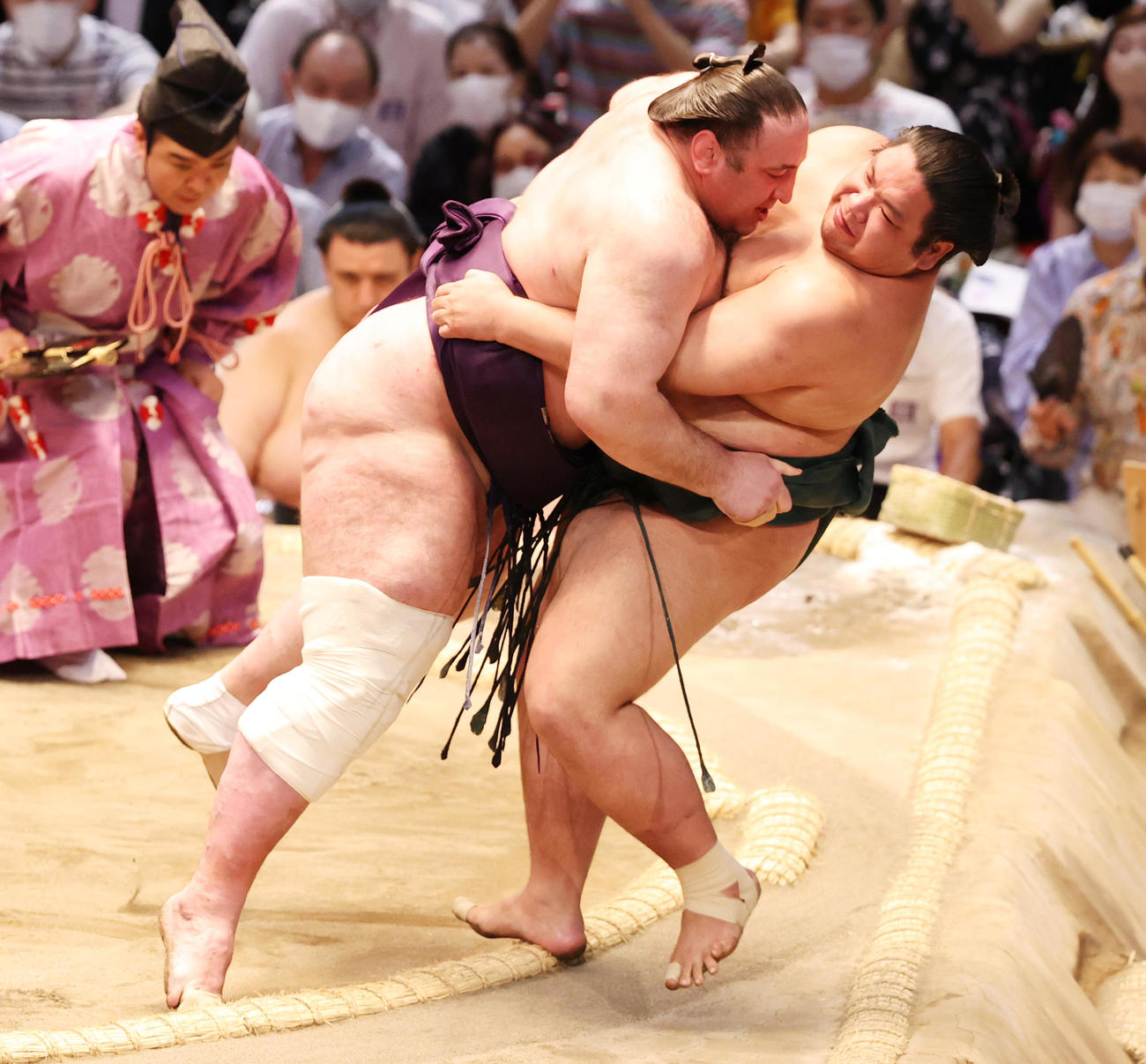 錦木（右）を寄り切る栃ノ心（撮影・清水貴仁）