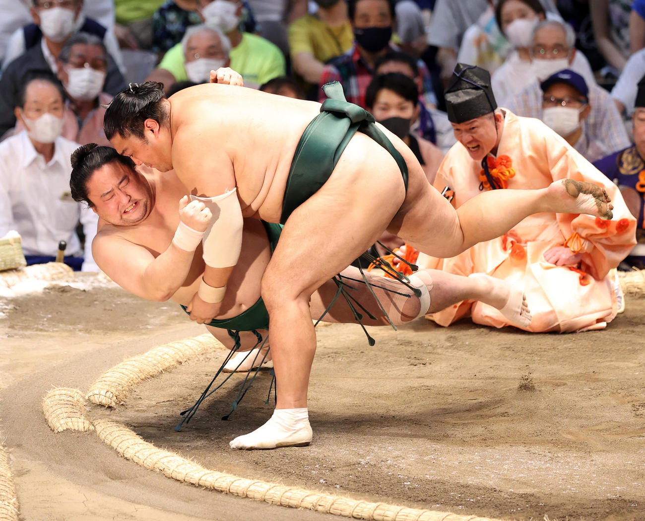 佐田の海（下）を上手投げで破る隠岐の海（撮影・鈴木正人）