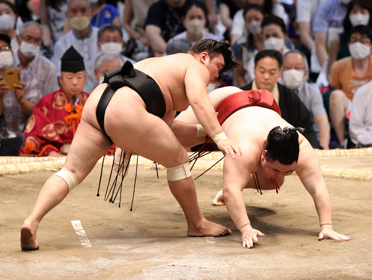 隆の勝（右）を上手出し投げで破る霧馬山（撮影・鈴木正人）