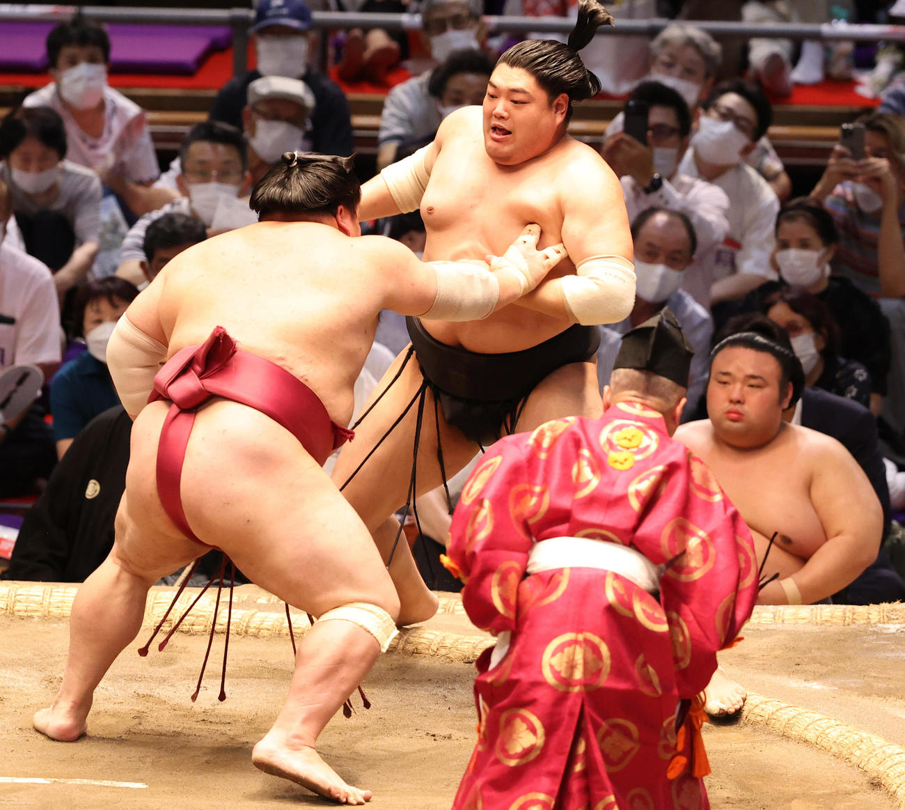 阿炎（右）を突き出しでやぶる大栄翔（撮影・清水貴仁）
