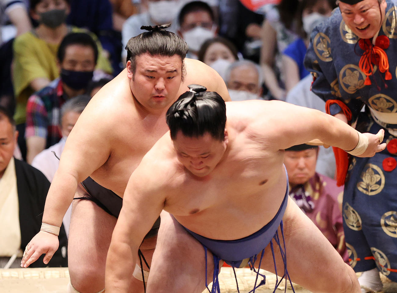 玉鷲（手前）を攻める貴景勝（撮影・鈴木正人）