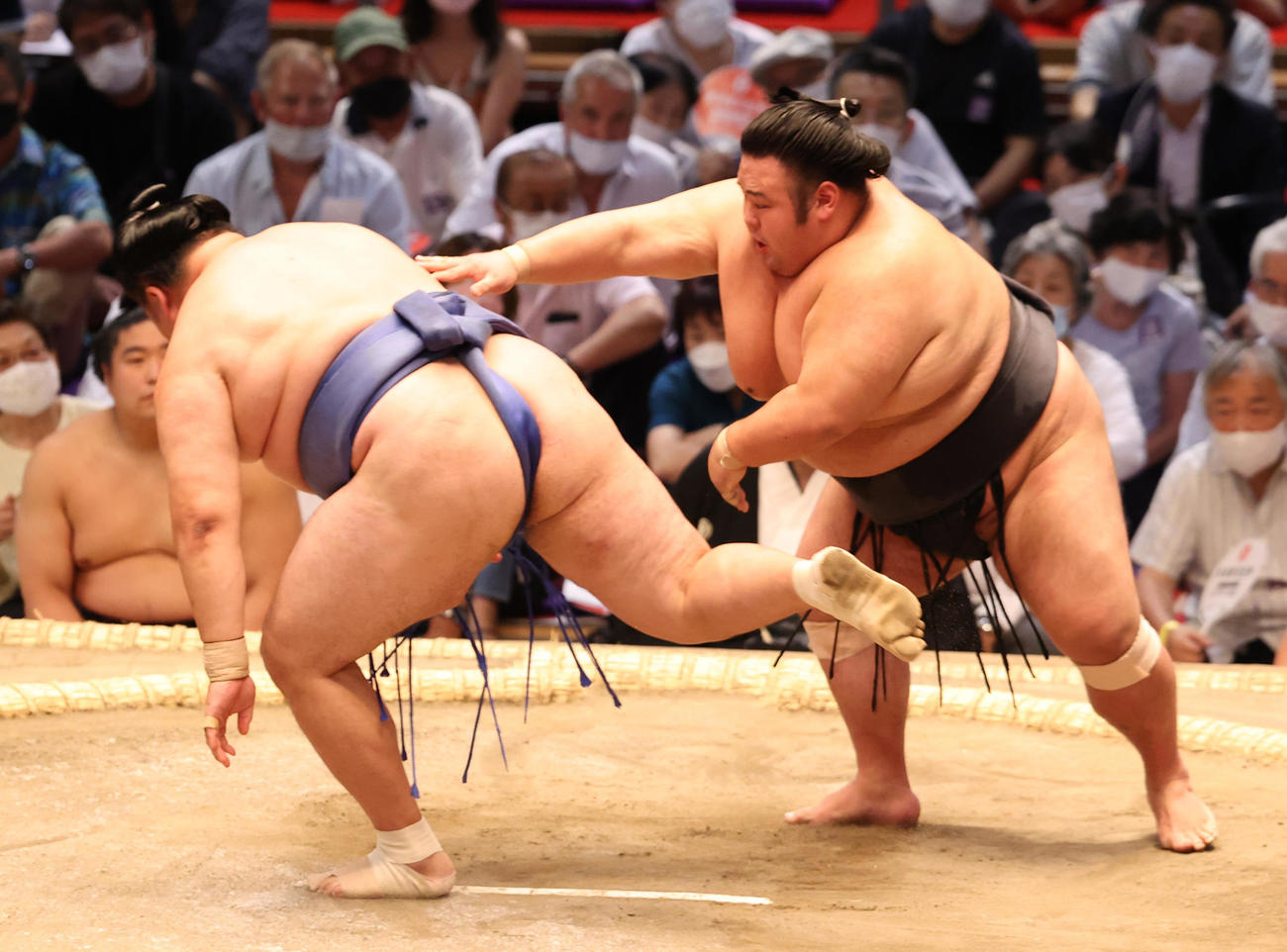 バランスを崩した玉鷲（左）を押し出す貴景勝（撮影・清水貴仁）