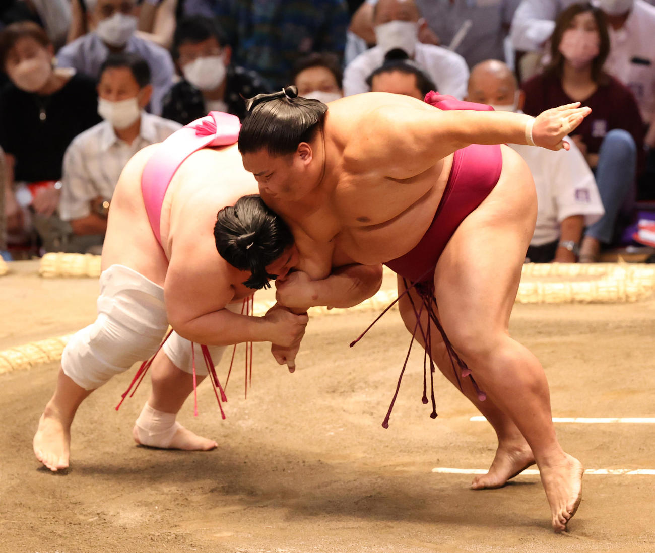御嶽海（右）をとったりでやぶる宇良（撮影・清水貴仁）
