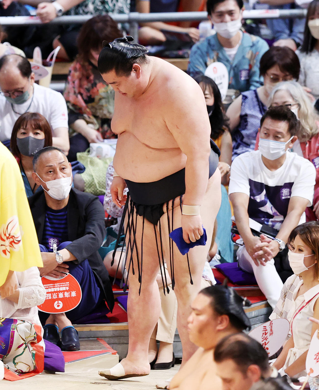 若元春に寄り切りで敗れ土俵を引き揚げる正代（撮影・鈴木正人）