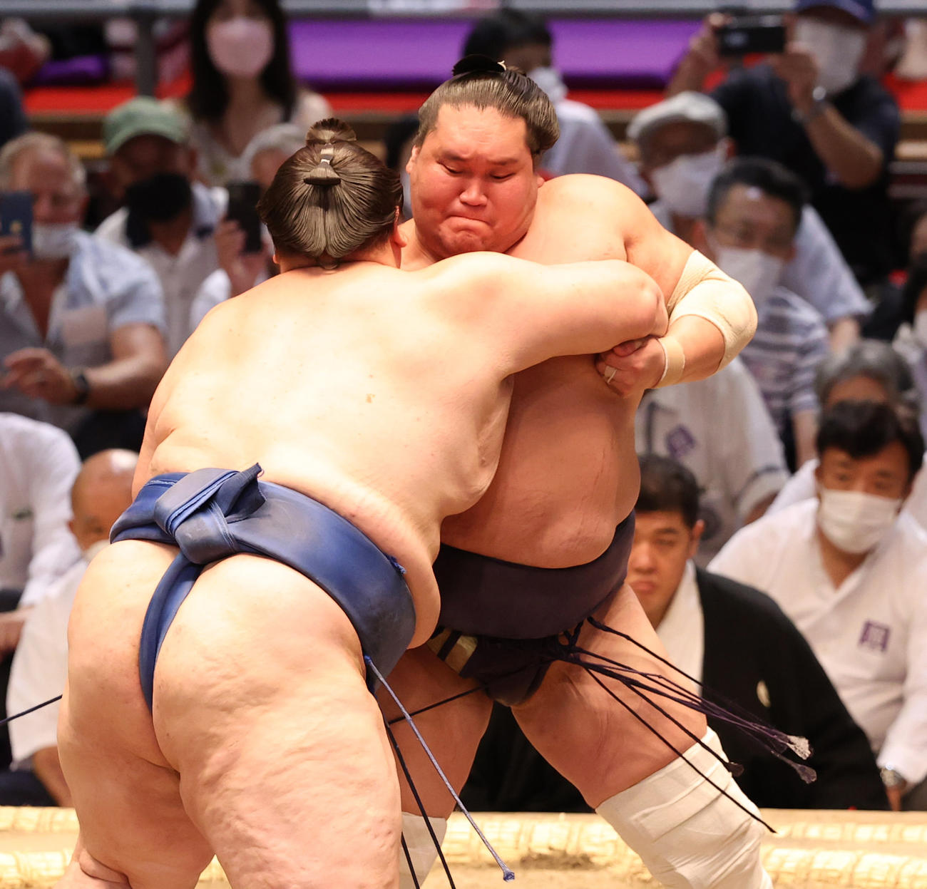 逸ノ城（左）の前に寄り切られてしまう照ノ富士（撮影・清水貴仁）