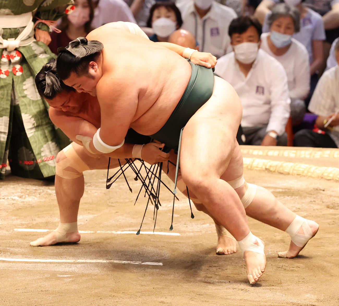 豊山（右）を下手投げでやぶる照強（撮影・清水貴仁）