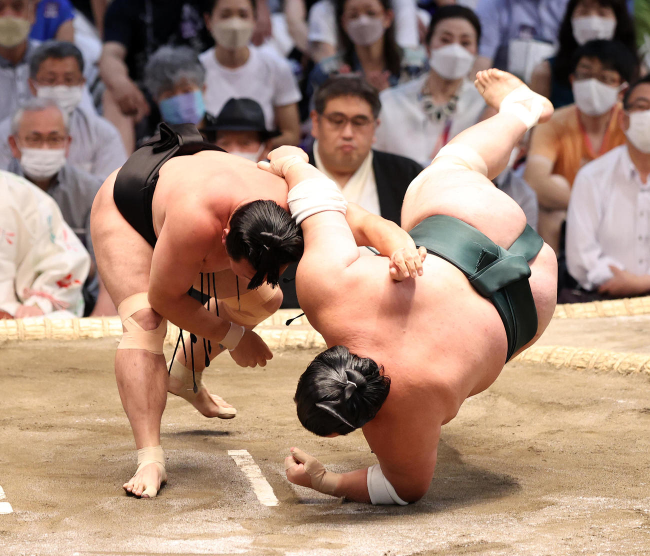 豊山（右）を下手投げで破る照強（撮影・鈴木正人）