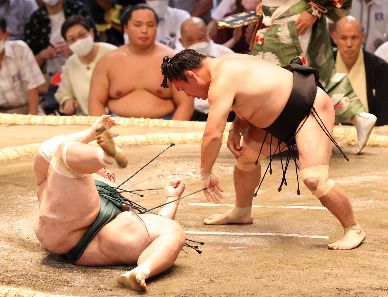 豊山（左）を下手投げでやぶる照強（撮影・清水貴仁）