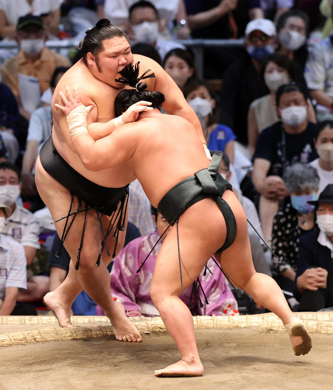 千代大龍（左）を押し出しで破る翠富士（撮影・鈴木正人）