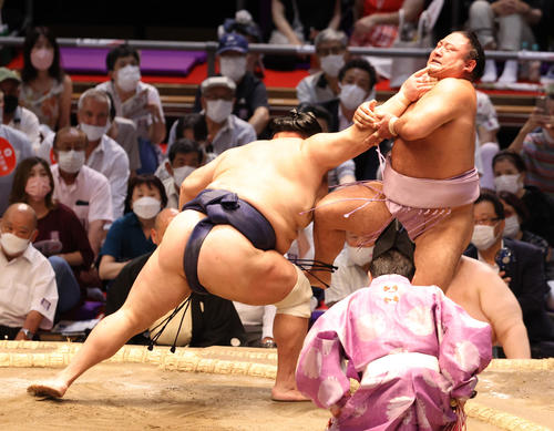 琴恵光（右）を押し出しでやぶる北勝富士（撮影・清水貴仁）